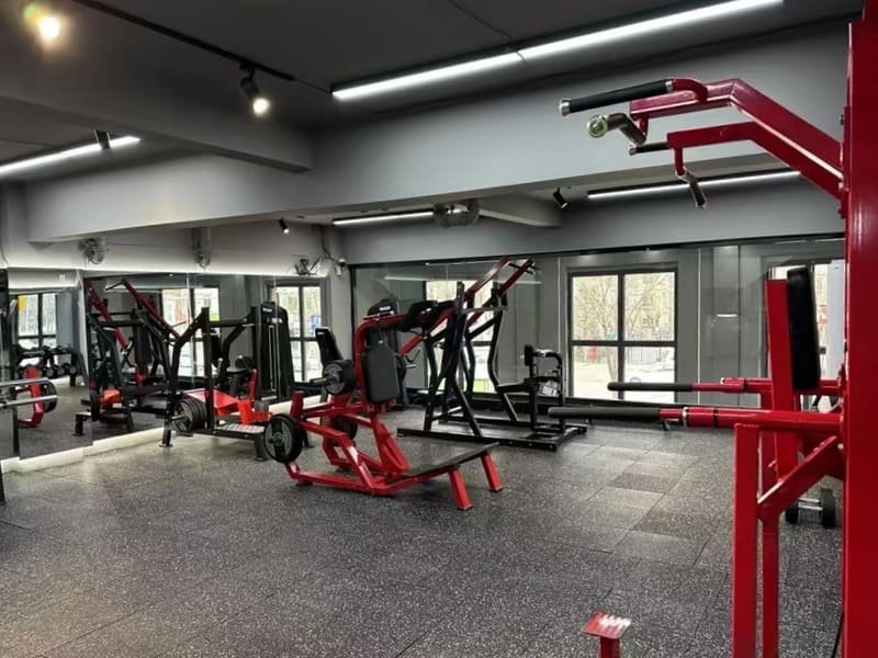 Боковое сравнение межблочной резиновой плитки и бесшовного резинового рулона.